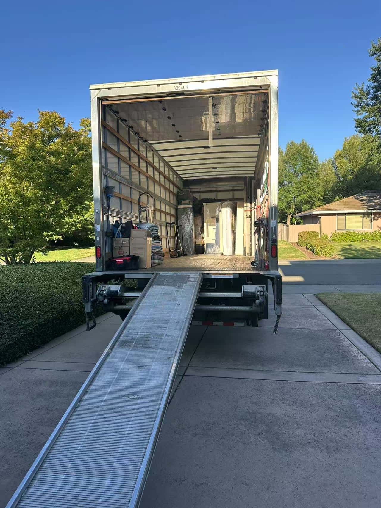 Moving Truck with loading ramp